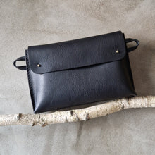 Načíst obrázek do prohlížeče Galerie, třísločiněná kůže, ruční výroba, udržitelnost, vyrobeno v Čechách, leather bag, pratická kabelka, madetolast, kožená ledvinka, černá kůže, ruční šití