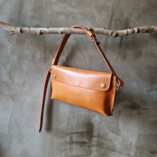 Načíst obrázek do prohlížeče Galerie, třísločiněná kůže, ruční výroba, udržitelnost, vyrobeno v Čechách, leather bag, pratická kabelka, madetolast, kožená ledvinka, koňak kůže, ruční šití
