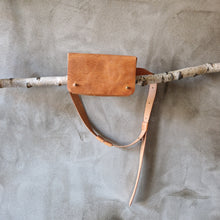 Load image into Gallery viewer, ledvinka, kozena ledvinka, stylová ledvinka, třísločiněný ledvinka, třísločiněná kůže, hipbag