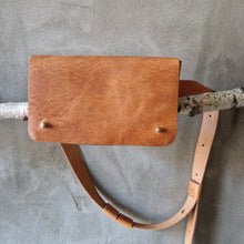 Load image into Gallery viewer, ledvinka, kozena ledvinka, stylová ledvinka, třísločiněný ledvinka, třísločiněná kůže, hipbag