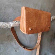Load image into Gallery viewer, ledvinka, kozena ledvinka, stylová ledvinka, třísločiněný ledvinka, třísločiněná kůže, hipbag