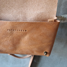 Load image into Gallery viewer, ledvinka, kozena ledvinka, stylová ledvinka, třísločiněný ledvinka, třísločiněná kůže, hipbag
