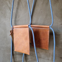 Load image into Gallery viewer, pouzdro na mobil, kožené pouzdro na mobil, třísločiněná kůže, český provaz, jachtařský provaz, česká výroba, vyrobeno ručně