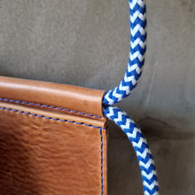 Load image into Gallery viewer, pouzdro na mobil, kožené pouzdro na mobil, třísločiněná kůže, český provaz, jachtařský provaz, česká výroba, vyrobeno ručně