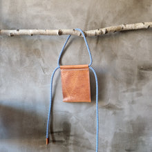 Load image into Gallery viewer, pouzdro na mobil, kožené pouzdro na mobil, třísločiněná kůže, český provaz, jachtařský provaz, česká výroba, vyrobeno ručně