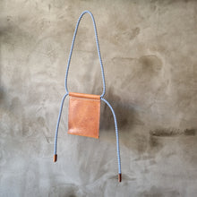 Load image into Gallery viewer, pouzdro na mobil, kožené pouzdro na mobil, třísločiněná kůže, český provaz, jachtařský provaz, česká výroba, vyrobeno ručně