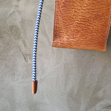 Load image into Gallery viewer, pouzdro na mobil, kožené pouzdro na mobil, třísločiněná kůže, český provaz, jachtařský provaz, česká výroba, vyrobeno ručně