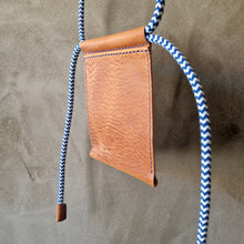 Load image into Gallery viewer, pouzdro na mobil, kožené pouzdro na mobil, třísločiněná kůže, český provaz, jachtařský provaz, česká výroba, vyrobeno ručně