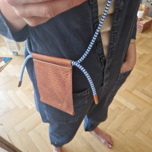 Load image into Gallery viewer, pouzdro na mobil, kožené pouzdro na mobil, třísločiněná kůže, český provaz, jachtařský provaz, česká výroba, vyrobeno ručně