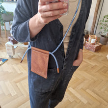 Load image into Gallery viewer, pouzdro na mobil, kožené pouzdro na mobil, třísločiněná kůže, český provaz, jachtařský provaz, česká výroba, vyrobeno ručně