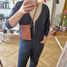 Load image into Gallery viewer, pouzdro na mobil kožené, kožené pouzdro na mobil, třísločiněná kůže, mobil case, leather phone case