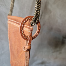 Load image into Gallery viewer, pouzdro na mobil kožené, kožené pouzdro na mobil, třísločiněná kůže, mobil case, leather phone case