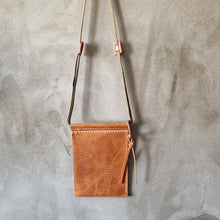 Load image into Gallery viewer, pouzdro na mobil kožené, kožené pouzdro na mobil, třísločiněná kůže, mobil case, leather phone case