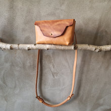 Načíst obrázek do prohlížeče Galerie, vegetable leather pouch, kapsička kožená, leather pouch, leather vege pouch, handmade in prague, handmade with love,