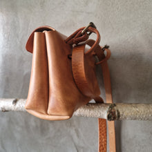 Načíst obrázek do prohlížeče Galerie, vegetable leather pouch, kapsička kožená, leather pouch, leather vege pouch, handmade in prague, handmade with love,