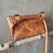 Načíst obrázek do prohlížeče Galerie, vegetable leather pouch, kapsička kožená, leather pouch, leather vege pouch, handmade in prague, handmade with love,