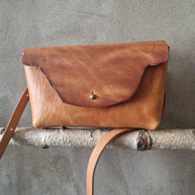 Načíst obrázek do prohlížeče Galerie, vegetable leather pouch, kapsička kožená, leather pouch, leather vege pouch, handmade in prague, handmade with love,
