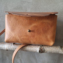 Načíst obrázek do prohlížeče Galerie, vegetable leather pouch, kapsička kožená, leather pouch, leather vege pouch, handmade in prague, handmade with love,