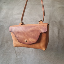 Načíst obrázek do prohlížeče Galerie, vegetable leather pouch, kapsička kožená, leather pouch, leather vege pouch, handmade in prague, handmade with love,