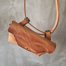 Načíst obrázek do prohlížeče Galerie, vegetable leather pouch, kapsička kožená, leather pouch, leather vege pouch, handmade in prague, handmade with love,