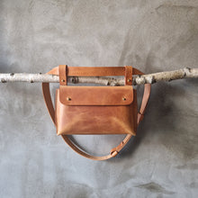 Load image into Gallery viewer, ledvinka, kozena ledvinka, leather hipbag, vegetable leather bag, handmade from Prague,