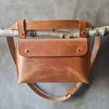 Load image into Gallery viewer, ledvinka, kozena ledvinka, leather hipbag, vegetable leather bag, handmade from Prague,