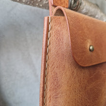 Load image into Gallery viewer, ledvinka, kozena ledvinka, leather hipbag, vegetable leather bag, handmade from Prague,