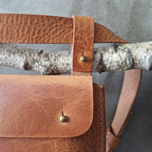 Load image into Gallery viewer, ledvinka, kozena ledvinka, leather hipbag, vegetable leather bag, handmade from Prague,