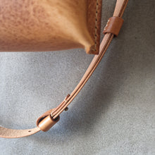 Load image into Gallery viewer, ledvinka, kozena ledvinka, leather hipbag, vegetable leather bag, handmade from Prague,