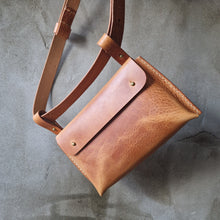 Load image into Gallery viewer, ledvinka, kozena ledvinka, leather hipbag, vegetable leather bag, handmade from Prague,