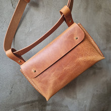 Load image into Gallery viewer, ledvinka, kozena ledvinka, leather hipbag, vegetable leather bag, handmade from Prague,
