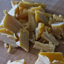 Načíst obrázek do prohlížeče Galerie, balzam na kuzi, leather balm, natural leather balm,prirodni balzam na kuzi,balzam na usen, prirodni mazani na usen