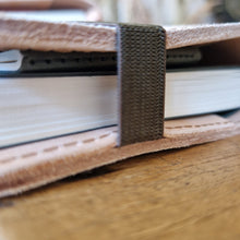 Načíst obrázek do prohlížeče Galerie, diary 2023, leather diary 2023, hand made diary 2023, kožený diář 2023, ručně vyrobený kožený diář 2023, kožený diář,