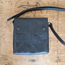 Načíst obrázek do prohlížeče Galerie, small leather cross, crossbag leather, kožená kabelka, kožený cross, černá kabelka, černá kožená kabelka, malá černá kožená kabelka