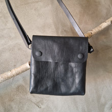 Načíst obrázek do prohlížeče Galerie, small leather cross, crossbag leather, kožená kabelka, kožený cross, černá kabelka, černá kožená kabelka, malá černá kožená kabelka