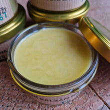 Načíst obrázek do prohlížeče Galerie, balzam na kuzi, leather balm, natural leather balm,prirodni balzam na kuzi,balzam na usen, prirodni mazani na usen