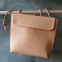 Načíst obrázek do prohlížeče Galerie, přírodní batoh, batoh for ever, kabela, přírodní kabela, multifunkční kabela, ručně ušito v Praze, kaboška