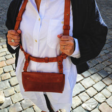 Load image into Gallery viewer, ruční výroba, handmade leather good, z kůže, kožené Body harness, kožené kšandy, vegetable leather, třísločiněná kůže