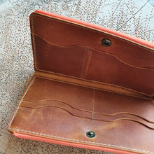 Načíst obrázek do prohlížeče Galerie, ručně šitá kožená peněženka, vegetable tanned leather wallet, kožená peněženka, ruční výroba, dámská peněženka, dámská kožená peněženka, handmade peněženka, leather handcraft, eco friendly packaging