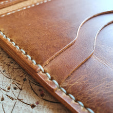 Načíst obrázek do prohlížeče Galerie, ručně šitá kožená peněženka, vegetable tanned leather wallet, kožená peněženka, ruční výroba, dámská peněženka, dámská kožená peněženka, handmade peněženka, leather handcraft, eco friendly packaging