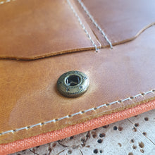 Načíst obrázek do prohlížeče Galerie, ručně šitá kožená peněženka, vegetable tanned leather wallet, kožená peněženka, ruční výroba, dámská peněženka, dámská kožená peněženka, handmade peněženka, leather handcraft, eco friendly packaging