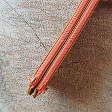 Načíst obrázek do prohlížeče Galerie, ručně šitá kožená peněženka, vegetable tanned leather wallet, kožená peněženka, ruční výroba, dámská peněženka, dámská kožená peněženka, handmade peněženka, leather handcraft, eco friendly packaging