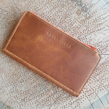 Načíst obrázek do prohlížeče Galerie, ručně šitá kožená peněženka, vegetable tanned leather wallet, kožená peněženka, ruční výroba, dámská peněženka, dámská kožená peněženka, handmade peněženka, leather handcraft, eco friendly packaging