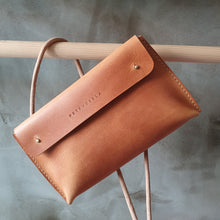 Load image into Gallery viewer, vázací zelená, přírodní kabela, ručně vyrobená ledvinka, ručně sito v Praze, šitá kapsička na uvázání, binding pouch, green binding pouch, green hipbag, zelená kaboška