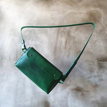 Načíst obrázek do prohlížeče Galerie, třísločiněná ledvinka, ruční výroba v Praze, handmade in Prague, ledvinka, hipbag, shoulder bag