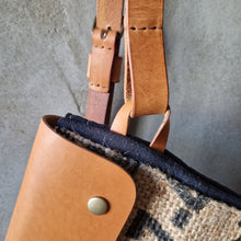Load image into Gallery viewer, upcycling jute, jute bag, jute and leather bag, sustainable brand, no planet b, juta, jute material, juta material,vegetable tanned leather
