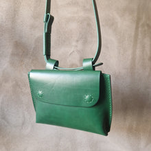 Načíst obrázek do prohlížeče Galerie, vegetable tanned leather, leather bag, sustainable brand, vegetable leather, ledvinka 02, leather craft
