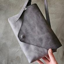 Load image into Gallery viewer, vegetable tanned leather, obálka, envelope bag, leather bag, vyrobeno v praze, kožená ledvinka, kožená kabelka
