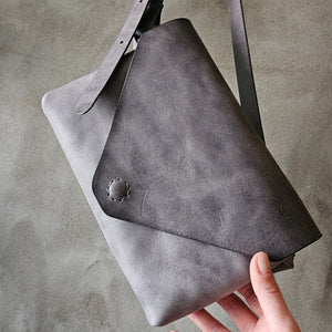 vegetable tanned leather, obálka, envelope bag, leather bag, vyrobeno v praze, kožená ledvinka, kožená kabelka