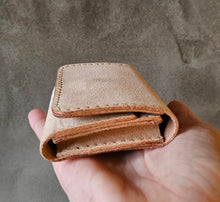 Načíst obrázek do prohlížeče Galerie, leather wallet, vegetable tanned leather, tuscany leather, mini wallet, kožená peněženka, malá peněženka, kožený výrobek, petevesela, tvorim, 
